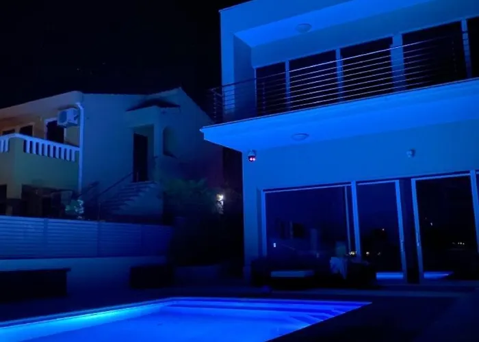 Palmira Luxury With Private Pool & Roof Alpesi faház *